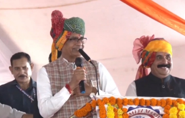 मंडीदीप में शिक्षक एवं प्रतिभा सम्मान समारोह को संबोधित करते हुए शिवराज सिंह मंडीदीप में शिक्षक एवं प्रतिभा सम्मान समारोह को संबोधित करते हुए शिवराज सिंह