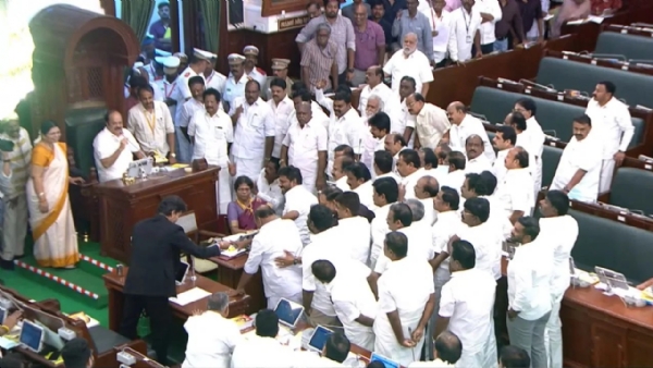 DMK सदस्यों ने मुख्यमंत्री विजय के आरोपों पर जवाब देने की अनुमति की मांग करते हुए सदन में धरना दिया। DMK सदस्यों ने मुख्यमंत्री विजय के आरोपों पर जवाब देने की अनुमति की मांग करते हुए सदन में धरना दिया।