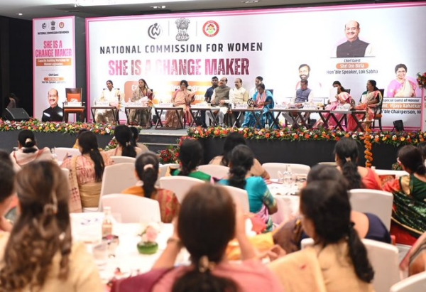 लोकसभा अध्यक्ष ओम बिरला के साथ अन्य लोग मौजूद। लोकसभा अध्यक्ष ओम बिरला के साथ अन्य लोग मौजूद।