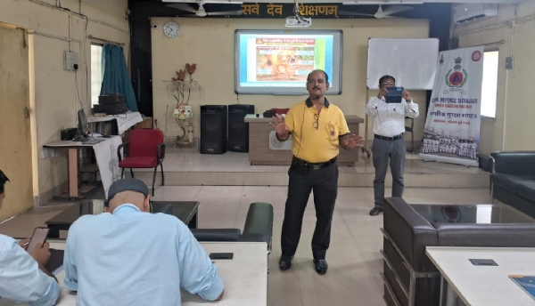 लोको पायलट को प्रशिक्षण देते सिविल डिफेंस इंस्पेक्टर संतोष कुमार लोको पायलट को प्रशिक्षण देते सिविल डिफेंस इंस्पेक्टर संतोष कुमार