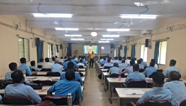 लोको पायलट को प्रशिक्षण देते सिविल डिफेंस इंस्पेक्टर संतोष कुमार लोको पायलट को प्रशिक्षण देते सिविल डिफेंस इंस्पेक्टर संतोष कुमार