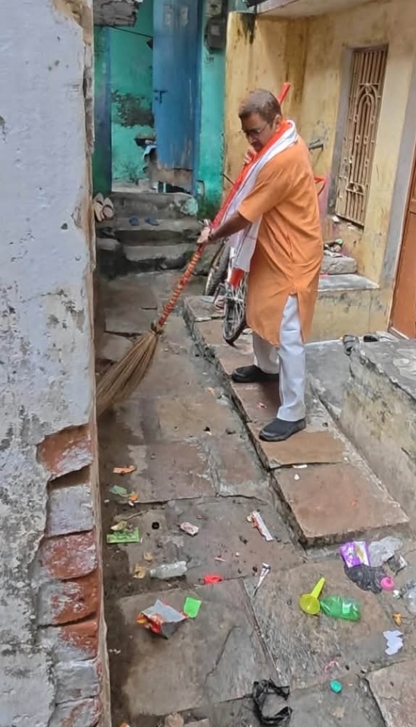 झाड़ू लगाते हुए विधायक डॉ नीलकंठ
