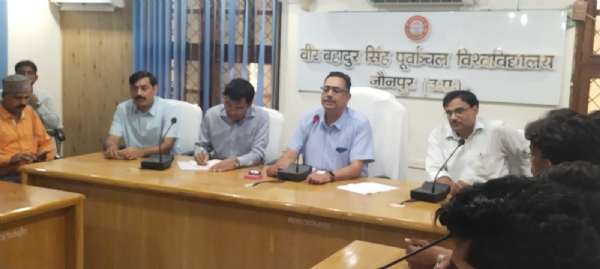 बैठक लेते हुए कुलपति प्रो राकेश कुमार सिंह बैठक लेते हुए कुलपति प्रो राकेश कुमार सिंह