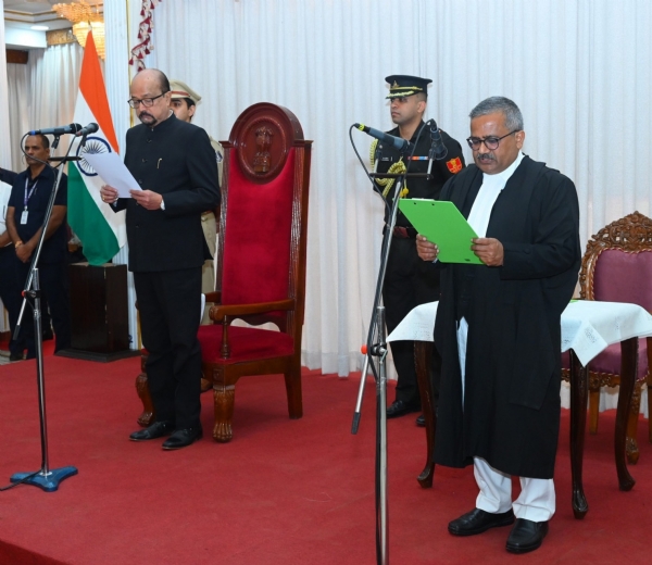 राज्यपाल रमेन डेका न्यायाधिपति कृष्ण राम महापात्र को पद की शपथ दिलाते हुए राज्यपाल रमेन डेका न्यायाधिपति कृष्ण राम महापात्र को पद की शपथ दिलाते हुए