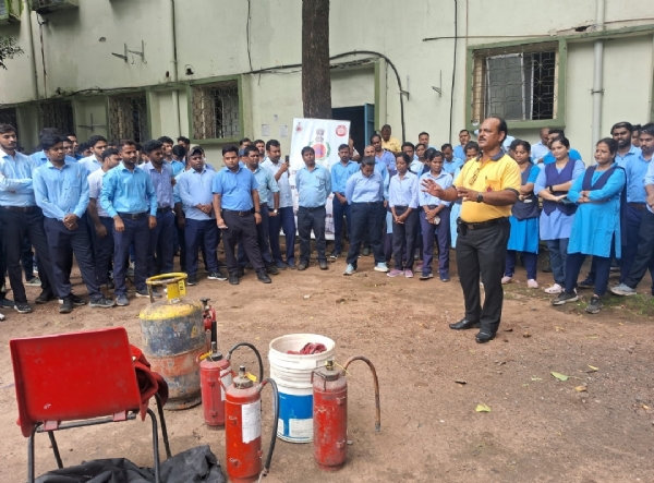 लोको पायलट को प्रशिक्षण देते सिविल डिफेंस इंस्पेक्टर संतोष कुमार लोको पायलट को प्रशिक्षण देते सिविल डिफेंस इंस्पेक्टर संतोष कुमार