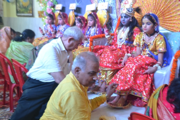 पूजन करते भक्त