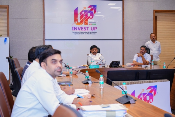 मीटिंग लेते औद्योगिक मंत्री नंद गोपाल नंदी मीटिंग लेते औद्योगिक मंत्री नंद गोपाल नंदी