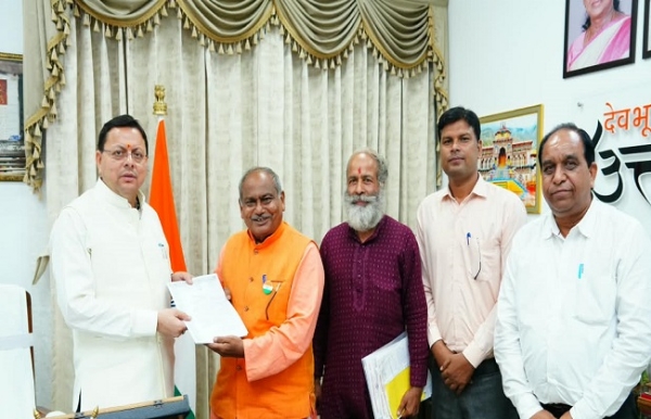 स्वतंत्रता सेनानी उत्तराधिकारी परिवार समिति,हरिद्वार के राष्ट्रीय महासचिव जितेंद्र रघुवंशी के नेतृत्व में प्रतिनिधिमंडल मुख्यमंत्री से भेंट करते।