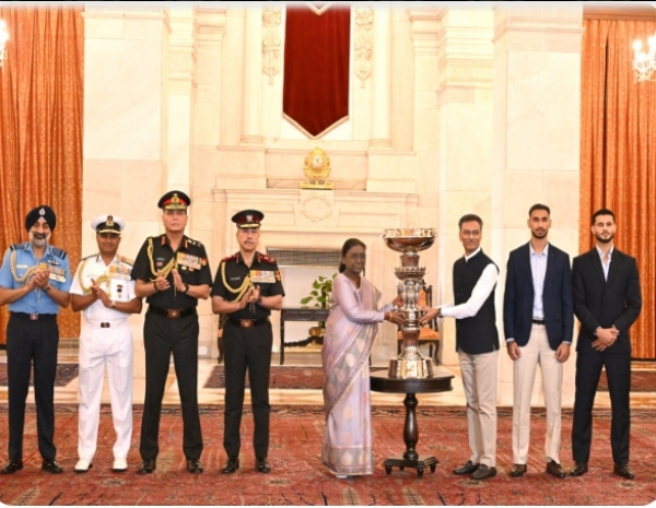 डूरंड कप चैंपियन ईस्ट बंगाल को प्रेसिडेंट्स कप ट्रॉफी सौंपती राष्ट्रपति द्रौपदी मुर्मू