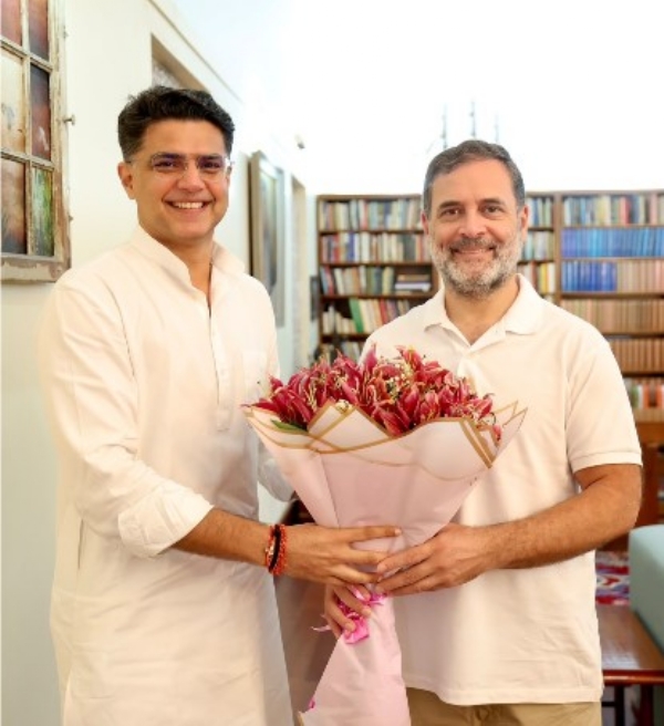 कांग्रेस नेता राहुल गांधी से मुलाकात करते पंजाब प्रभारी सचिन पायलट। कांग्रेस नेता राहुल गांधी से मुलाकात करते पंजाब प्रभारी सचिन पायलट।
