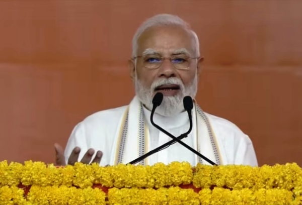 प्रधानमंत्री नरेन्द्र मोदी मंगलवार को गुजरात के नवसारी में एक जनसभा को संबोधित करते हुए प्रधानमंत्री नरेन्द्र मोदी मंगलवार को गुजरात के नवसारी में एक जनसभा को संबोधित करते हुए