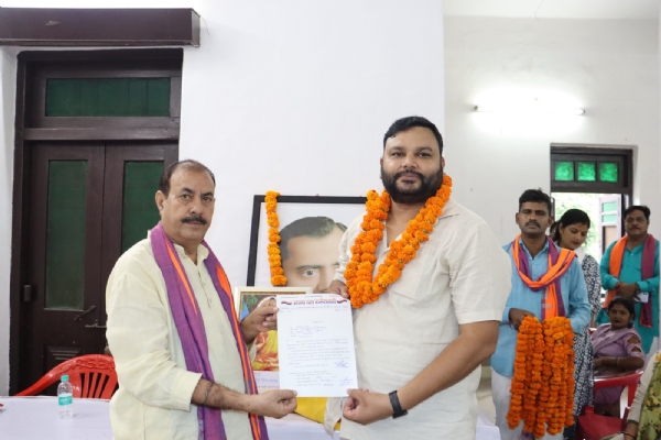 अपना दल कमेरावदी पार्टी के प्रदेश अध्यक्ष युवा मंच की जिम्मेदारी के साथ कुंवर अभिजय पटेल को पत्र देते हुए