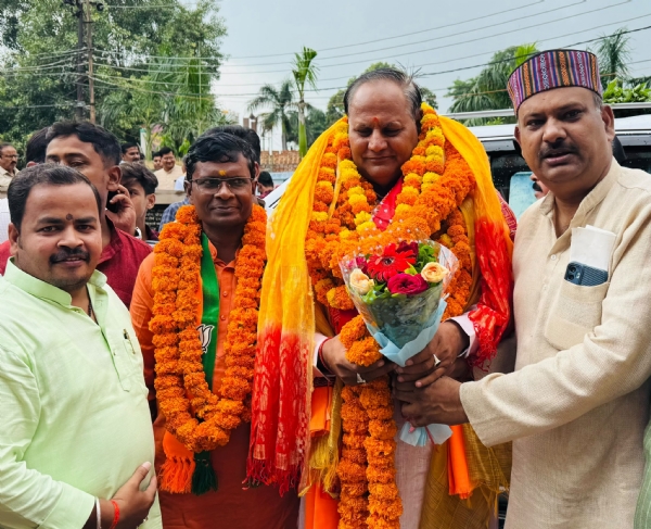 काशी क्षेत्र के नवनियुक्त क्षेत्रीय महामंत्री विद्याधर तिवारी का स्वागत करते भाजपाजन। काशी क्षेत्र के नवनियुक्त क्षेत्रीय महामंत्री विद्याधर तिवारी का स्वागत करते भाजपाजन।