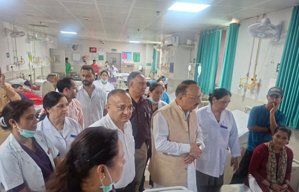 राज्यमंत्री प्रताप पंवार जिला चिकित्सालय कोरोनेशन का निरीक्षण करते।