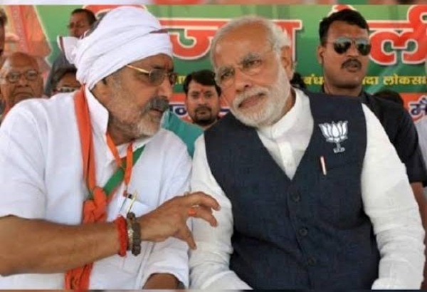 प्रधानमंत्री मोदी और केंद्रीय मंत्री गिरिराज सिंह (फाइल फोटो)
