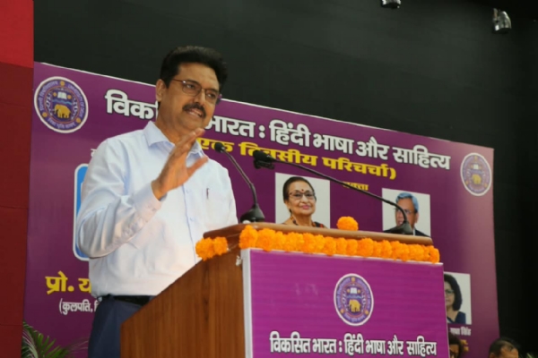 डीयू कुलपति प्रो. योगेश सिंह कार्यक्रम को संबोधित करते हुए।