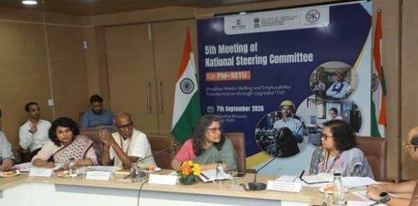 कौशल विकास एवं उद्यमशीलता मंत्रालय की सचिव देबाश्री मुखर्जी बैठक के दौरान। कौशल विकास एवं उद्यमशीलता मंत्रालय की सचिव देबाश्री मुखर्जी बैठक के दौरान।