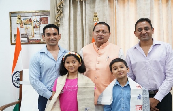 माउंट किलिमंजारो फतह करने वाले नन्हे पर्वतारोहियों से मिलते मुख्यमंत्री पुष्कर सिंह धामी।