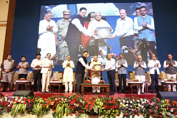 राज्यपाल मंगुभाई पटेल का कार्यशाला में स्मृति चिन्ह भेंट कर अभिनंदन किया गया