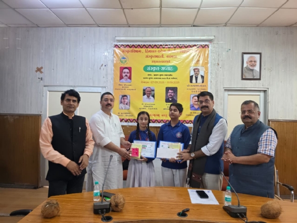 विजेता विद्यार्थियों को सम्मानित करते हुए सीयू के अधिकारी। विजेता विद्यार्थियों को सम्मानित करते हुए सीयू के अधिकारी।