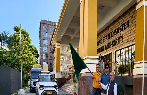 सरस्वती ताल और केदारताल के सर्वेक्षण के लिए विशेषज्ञ दल वाहन को रवाना करते हुए।