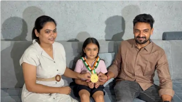 नीरव कतारिया माता-पिता और प्राप्त मेडल के साथ