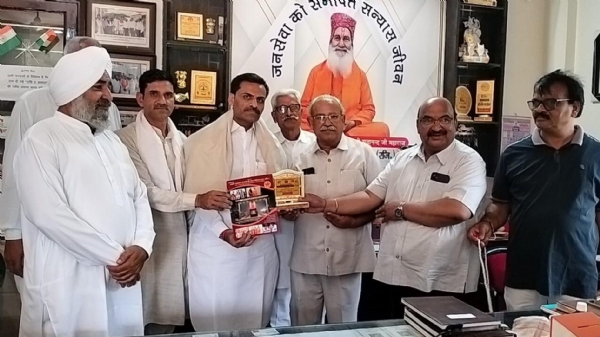 फतेहाबाद। श्री सतगुरू कृपा अपना घर आश्रम में हरियाणा गौसेवा आयोग के चेयरमैन रामचन्द्र कम्बोज को सम्मानित करते सेवादार। फतेहाबाद। श्री सतगुरू कृपा अपना घर आश्रम में हरियाणा गौसेवा आयोग के चेयरमैन रामचन्द्र कम्बोज को सम्मानित करते सेवादार।