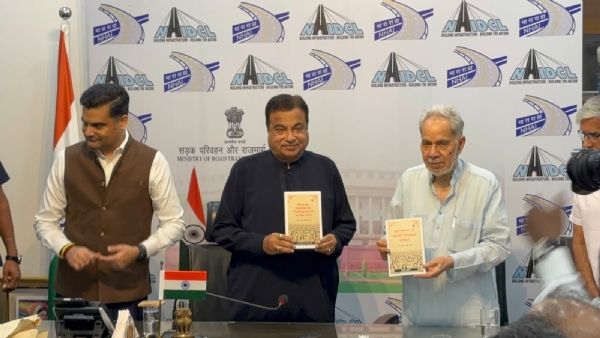 राम बहादुर राय केंद्रीय सड़क और परिवहन मंत्री नितिन गडकरी की पुस्तक विमोचन के दौरान।