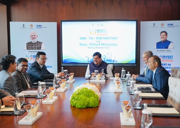 दुबई में निवेशकों और उद्यमियों से चर्चा करते हुए मुख्यमंत्री डॉ. मोहन यादव