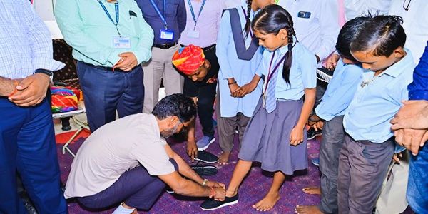 उत्सवेषु अपव्ययितं पादत्राणं आदिवासीबालकेभ्यः अभवत् श्रेष्ठम्